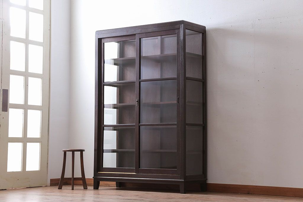 アンティーク家具　和製アンティーク　三面ガラスのシックな脚付き収納棚(ガラスケース・ショーケース)