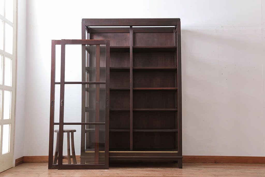 アンティーク家具　和製アンティーク　三面ガラスのシックな脚付き収納棚(ガラスケース・ショーケース)