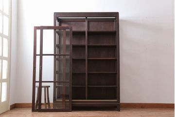 アンティーク家具　和製アンティーク　三面ガラスのシックな脚付き収納棚(ガラスケース・ショーケース)