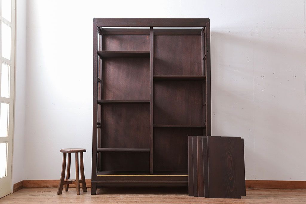 アンティーク家具　和製アンティーク　三面ガラスのシックな脚付き収納棚(ガラスケース・ショーケース)