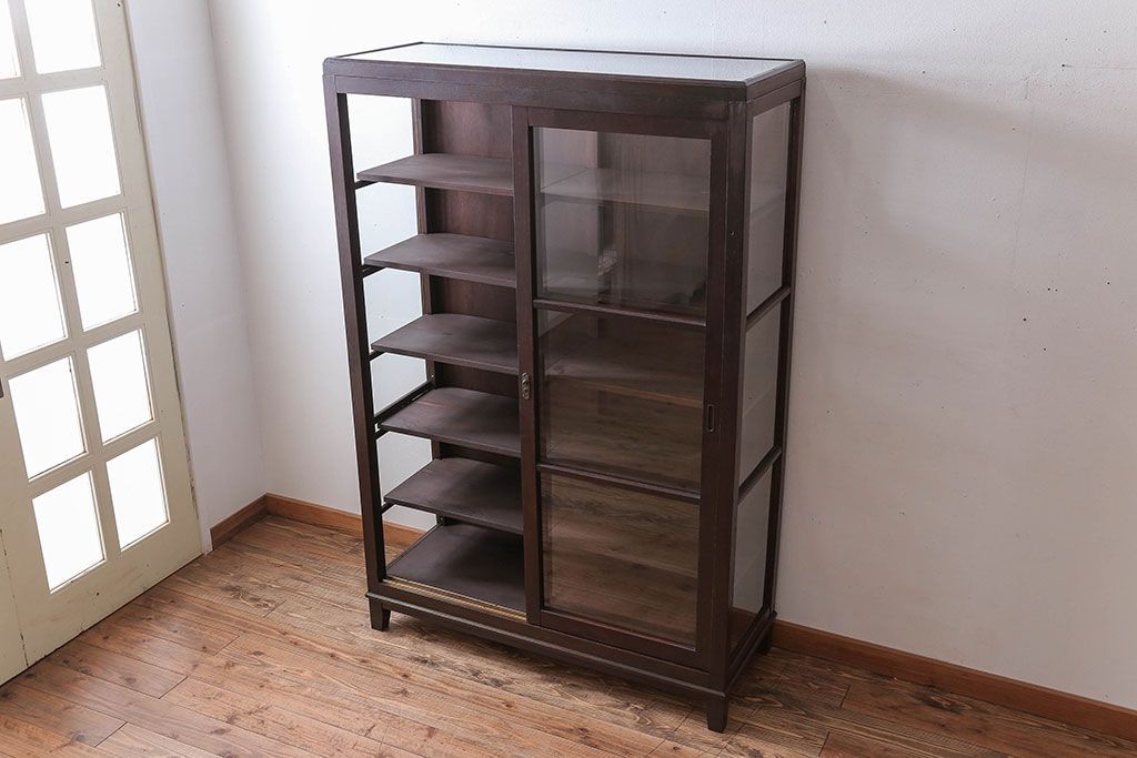 アンティーク家具　和製アンティーク　三面ガラスのシックな脚付き収納棚(ガラスケース・ショーケース)