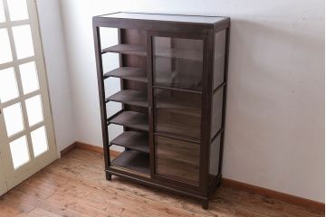 アンティーク家具　和製アンティーク　三面ガラスのシックな脚付き収納棚(ガラスケース・ショーケース)