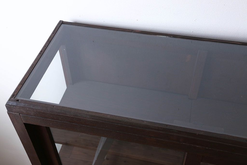 アンティーク家具　和製アンティーク　三面ガラスのシックな脚付き収納棚(ガラスケース・ショーケース)