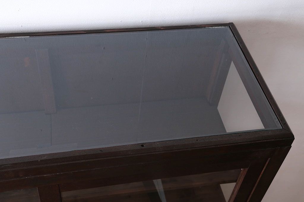 アンティーク家具　和製アンティーク　三面ガラスのシックな脚付き収納棚(ガラスケース・ショーケース)