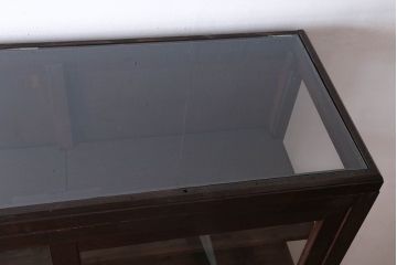 アンティーク家具　和製アンティーク　三面ガラスのシックな脚付き収納棚(ガラスケース・ショーケース)