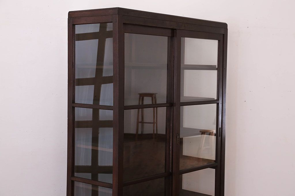 アンティーク家具　和製アンティーク　三面ガラスのシックな脚付き収納棚(ガラスケース・ショーケース)