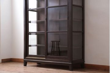 アンティーク家具　和製アンティーク　三面ガラスのシックな脚付き収納棚(ガラスケース・ショーケース)