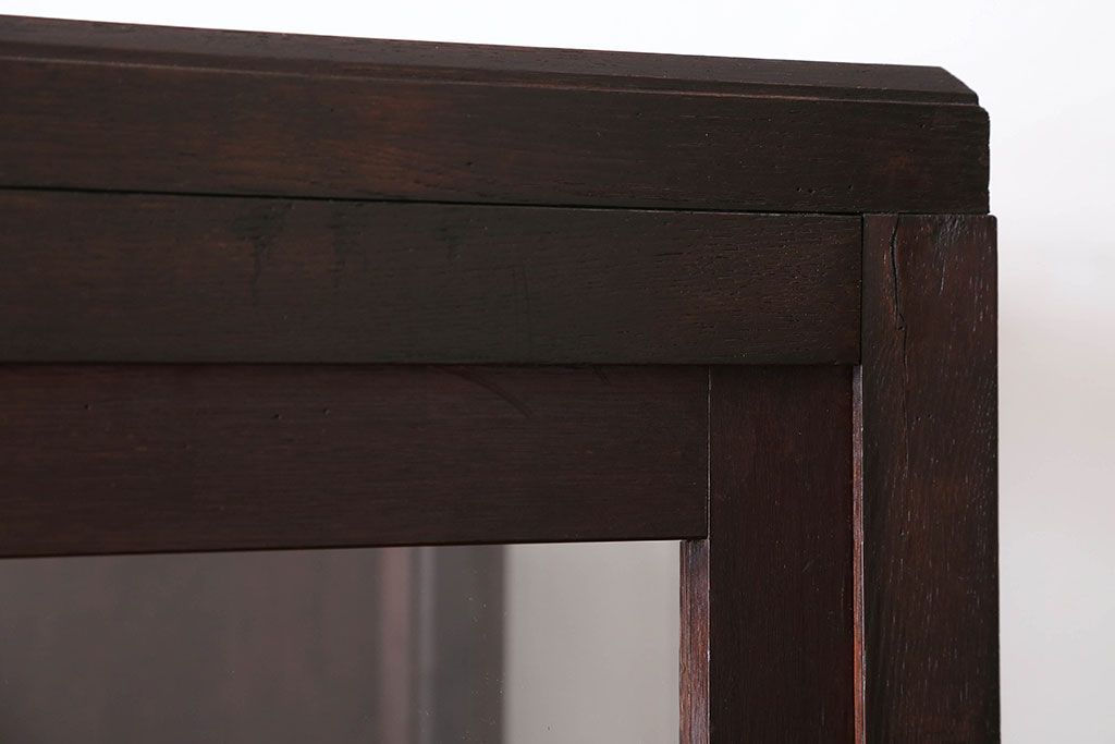 アンティーク家具　和製アンティーク　三面ガラスのシックな脚付き収納棚(ガラスケース・ショーケース)