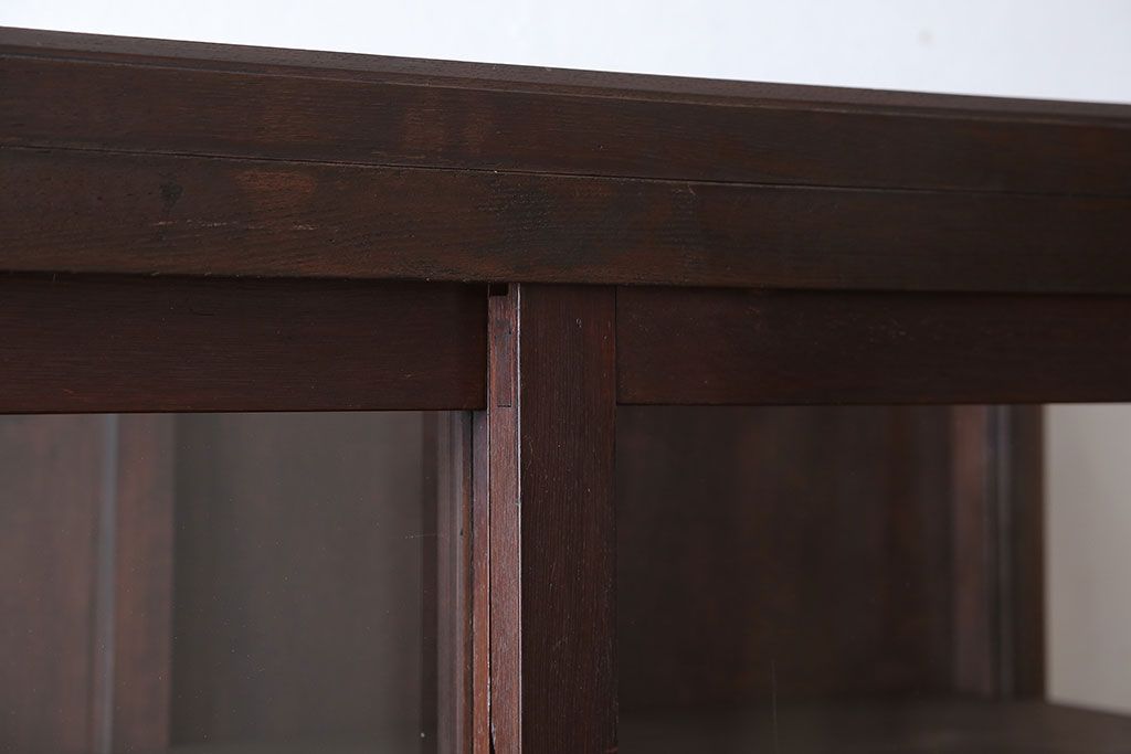 アンティーク家具　和製アンティーク　三面ガラスのシックな脚付き収納棚(ガラスケース・ショーケース)