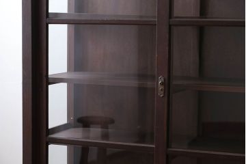アンティーク家具　和製アンティーク　三面ガラスのシックな脚付き収納棚(ガラスケース・ショーケース)