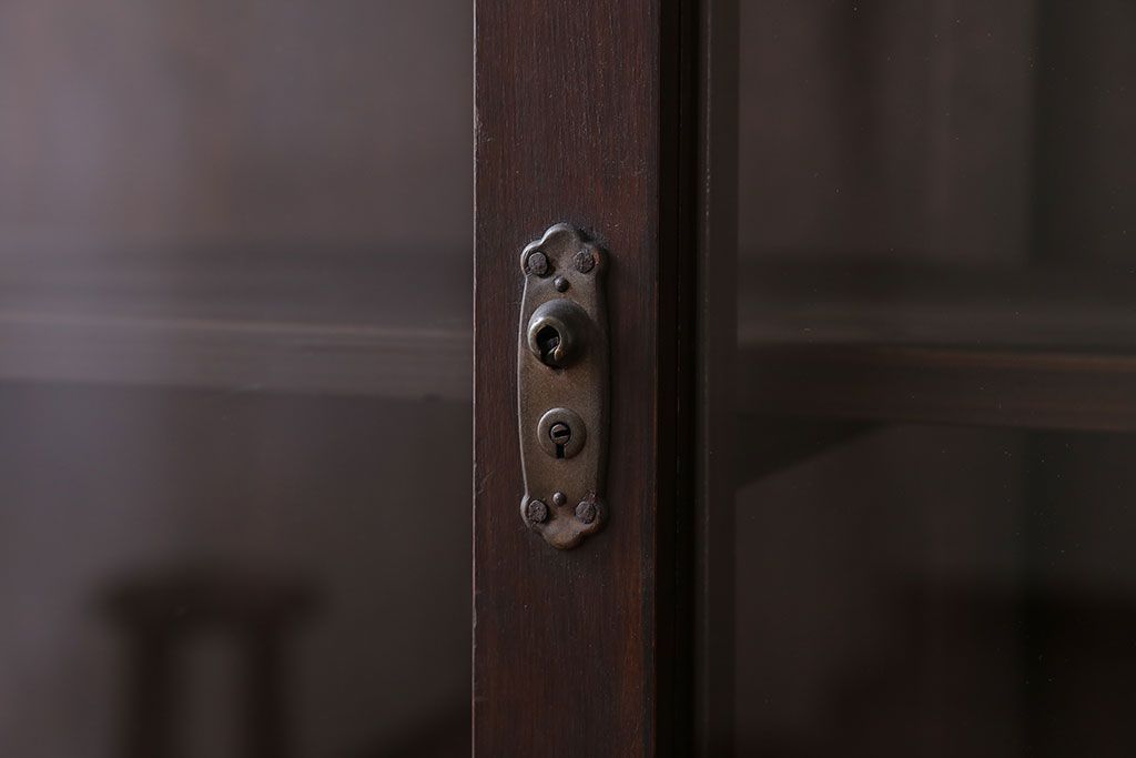 アンティーク家具　和製アンティーク　三面ガラスのシックな脚付き収納棚(ガラスケース・ショーケース)