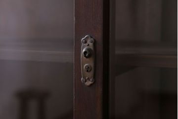 アンティーク家具　和製アンティーク　三面ガラスのシックな脚付き収納棚(ガラスケース・ショーケース)