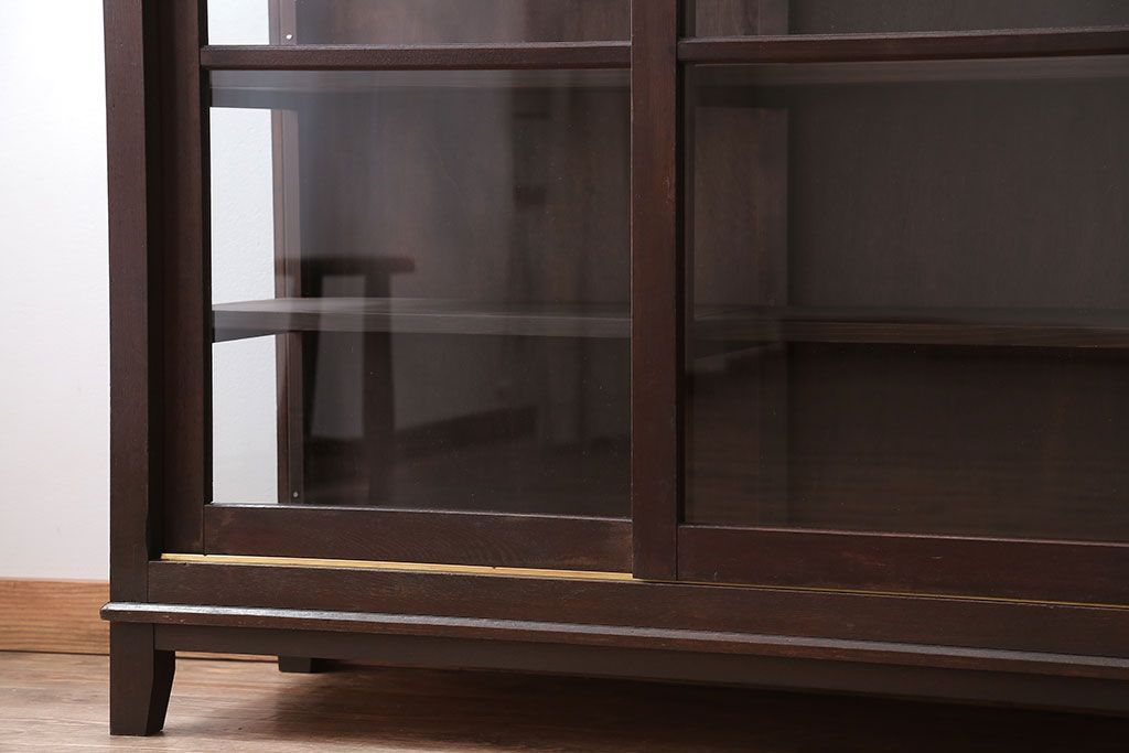 アンティーク家具　和製アンティーク　三面ガラスのシックな脚付き収納棚(ガラスケース・ショーケース)
