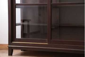 アンティーク家具　和製アンティーク　三面ガラスのシックな脚付き収納棚(ガラスケース・ショーケース)