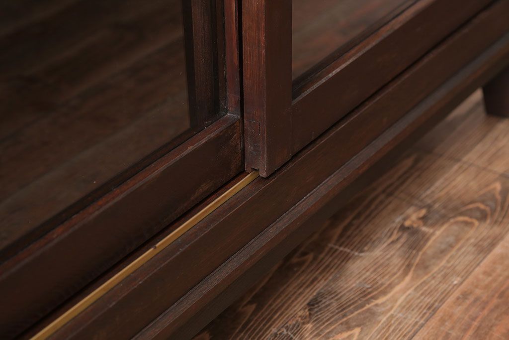 アンティーク家具　和製アンティーク　三面ガラスのシックな脚付き収納棚(ガラスケース・ショーケース)