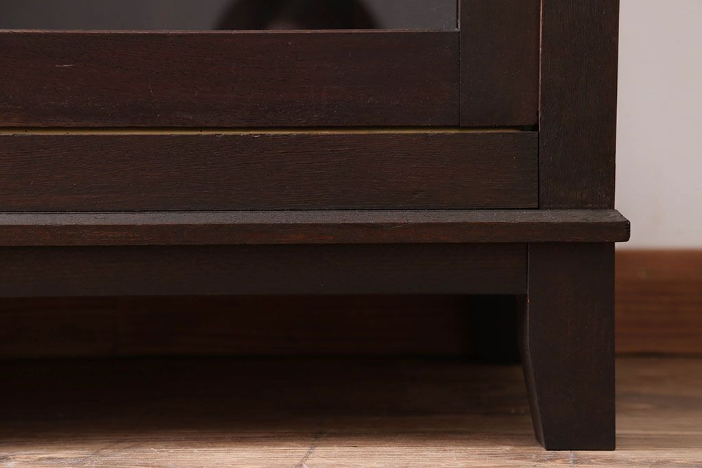 アンティーク家具　和製アンティーク　三面ガラスのシックな脚付き収納棚(ガラスケース・ショーケース)