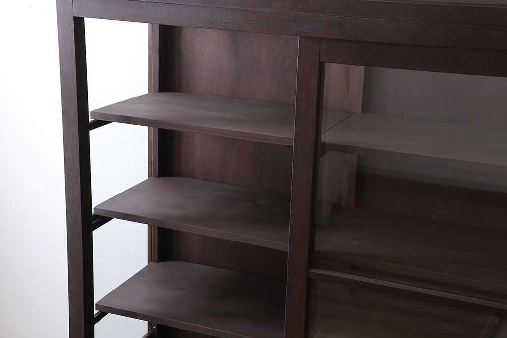 アンティーク家具　和製アンティーク　三面ガラスのシックな脚付き収納棚(ガラスケース・ショーケース)