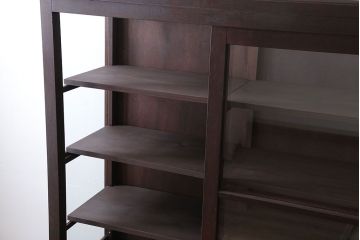 アンティーク家具　和製アンティーク　三面ガラスのシックな脚付き収納棚(ガラスケース・ショーケース)