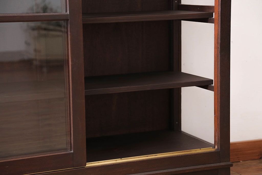 アンティーク家具　和製アンティーク　三面ガラスのシックな脚付き収納棚(ガラスケース・ショーケース)