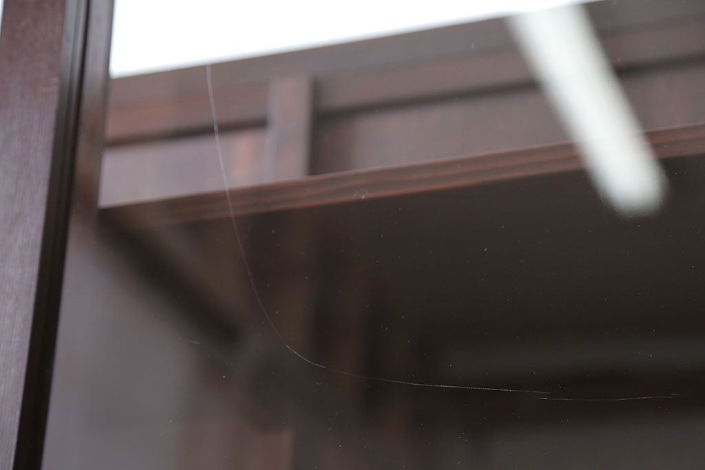 アンティーク家具　和製アンティーク　三面ガラスのシックな脚付き収納棚(ガラスケース・ショーケース)