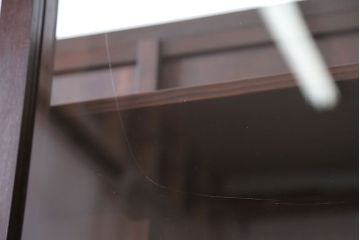 アンティーク家具　和製アンティーク　三面ガラスのシックな脚付き収納棚(ガラスケース・ショーケース)