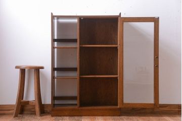 アンティーク家具　和製アンティーク　古い木の飾り棚付きブックケース(本箱)