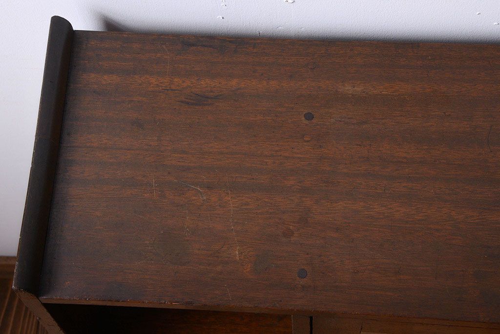 アンティーク家具　和製アンティーク　古い木の飾り棚付きブックケース(本箱)