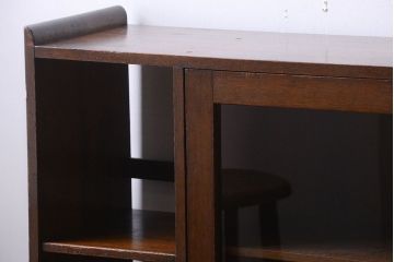 アンティーク家具　和製アンティーク　古い木の飾り棚付きブックケース(本箱)