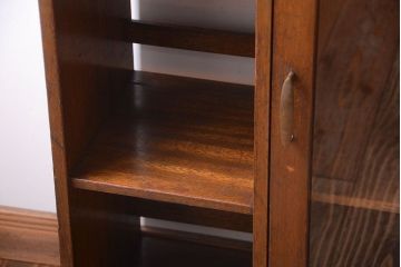アンティーク家具　和製アンティーク　古い木の飾り棚付きブックケース(本箱)