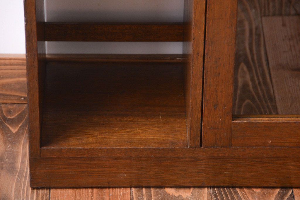 アンティーク家具　和製アンティーク　古い木の飾り棚付きブックケース(本箱)
