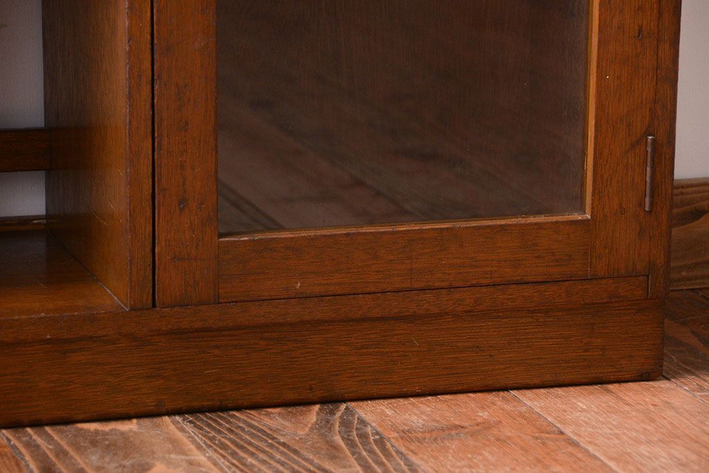 アンティーク家具　和製アンティーク　古い木の飾り棚付きブックケース(本箱)