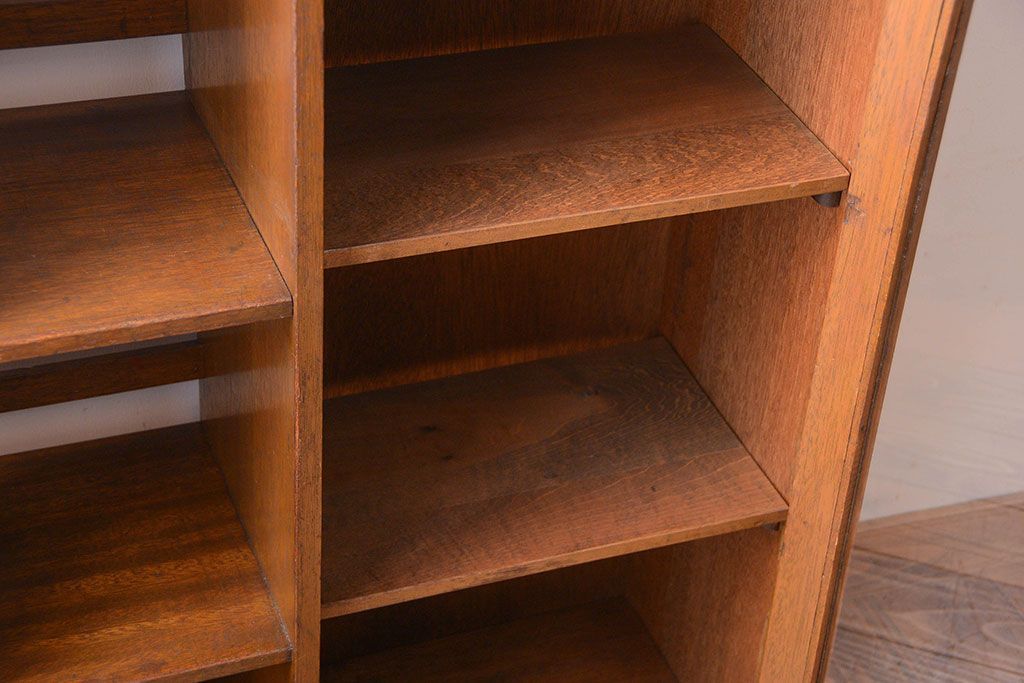 アンティーク家具　和製アンティーク　古い木の飾り棚付きブックケース(本箱)