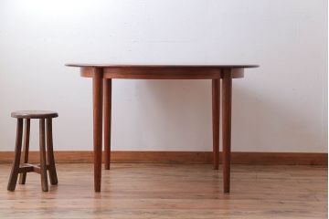 ヴィンテージ家具　北欧ビンテージ　チーク材のラウンドダイニングテーブル