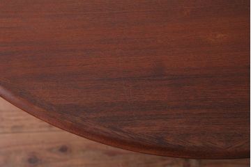ヴィンテージ家具　北欧ビンテージ　チーク材のラウンドダイニングテーブル