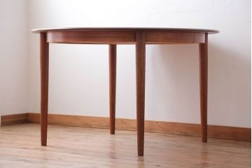 ヴィンテージ家具　北欧ビンテージ　チーク材のラウンドダイニングテーブル