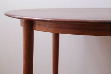 ヴィンテージ家具　北欧ビンテージ　チーク材のラウンドダイニングテーブル
