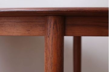 ヴィンテージ家具　北欧ビンテージ　チーク材のラウンドダイニングテーブル