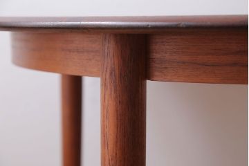 ヴィンテージ家具　北欧ビンテージ　チーク材のラウンドダイニングテーブル