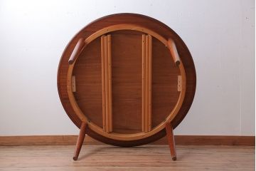 ヴィンテージ家具　北欧ビンテージ　チーク材のラウンドダイニングテーブル