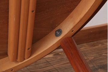 ヴィンテージ家具　北欧ビンテージ　チーク材のラウンドダイニングテーブル