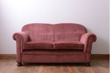 アンティーク家具　イギリスアンティーク 高級品!かわいい色のデザインが魅力的な2人掛けソファ