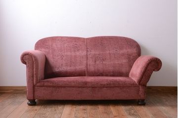 アンティーク家具　イギリスアンティーク 高級品!かわいい色のデザインが魅力的な2人掛けソファ