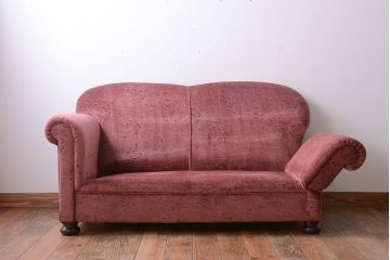 アンティーク家具　イギリスアンティーク 高級品!かわいい色のデザインが魅力的な2人掛けソファ
