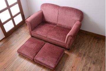 アンティーク家具　イギリスアンティーク 高級品!かわいい色のデザインが魅力的な2人掛けソファ