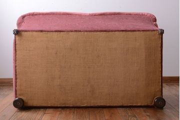 アンティーク家具　イギリスアンティーク 高級品!かわいい色のデザインが魅力的な2人掛けソファ