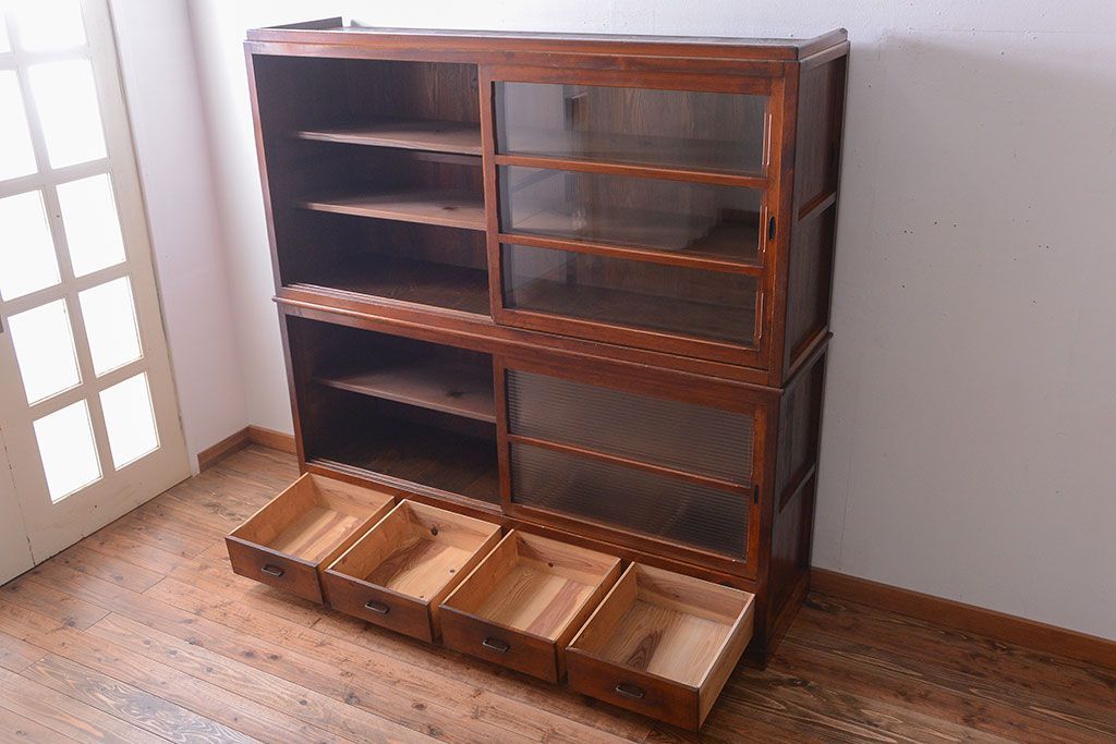 アンティーク家具　和製アンティーク　引き出し4杯付き!下段モールガラス戸の重ね収納戸棚