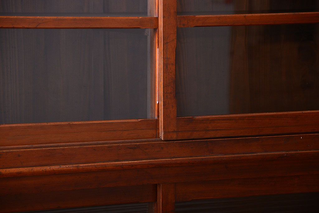 アンティーク家具　和製アンティーク　引き出し4杯付き!下段モールガラス戸の重ね収納戸棚