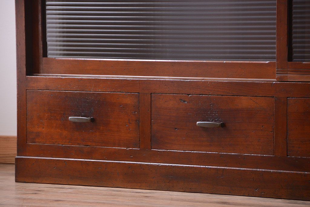 アンティーク家具　和製アンティーク　引き出し4杯付き!下段モールガラス戸の重ね収納戸棚