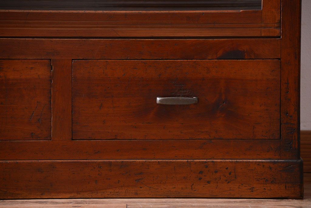 アンティーク家具　和製アンティーク　引き出し4杯付き!下段モールガラス戸の重ね収納戸棚