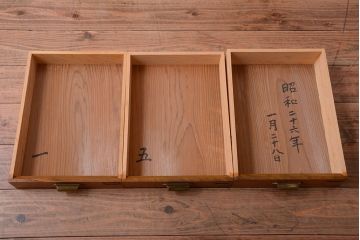 アンティーク家具　和製アンティーク　ネームプレート付き!古い栗材の高級小引き出し